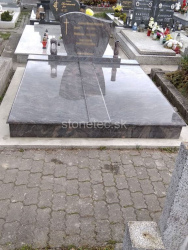 Dvojhrob zmontovaný vo Svätom Juri Dvojhrob zmontovaný vo Svätom Juri