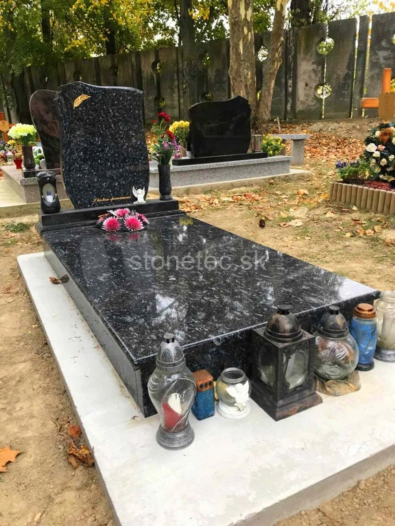 jednohrob-z-prirodnych-kamenov-sivo-modrej-farby-a-pieskovanou-zlatou-ratoletostou jednohrob-z-prirodnych-kamenov-sivo-modrej-farby-a-pieskovanou-zlatou-ratoletostou