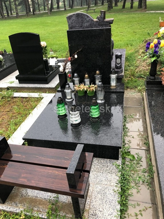 viacgeneracny-urnovy-hrob-z-cierneho-kamena-a-lavickou-skombinovanou-z-dreva viacgeneracny-urnovy-hrob-z-cierneho-kamena-a-lavickou-skombinovanou-z-dreva